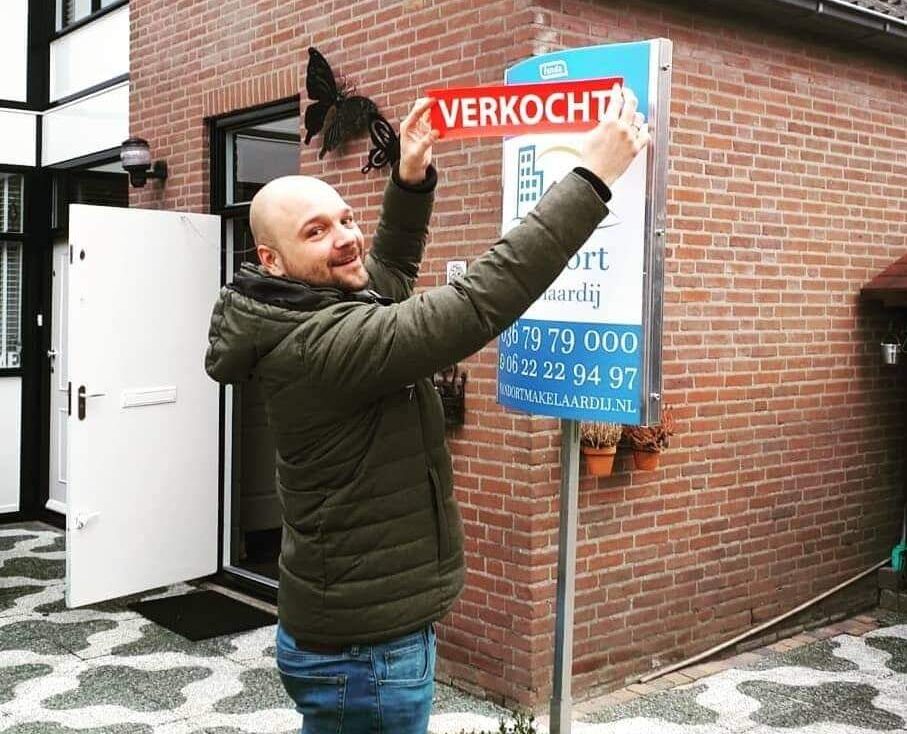 Mike plakt sticker waarde huis berekenen